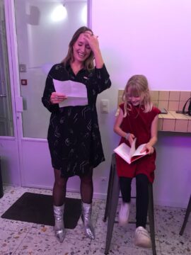 Ik geef een speech terwijl mijn dochter demonstreert hoe je het boek moet lezen.