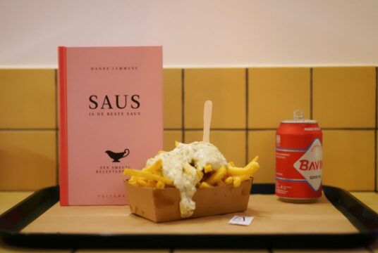 'SAUS IS DE BESTE SAUS' met een pakje friet met véél tartaarsaus en een pintje